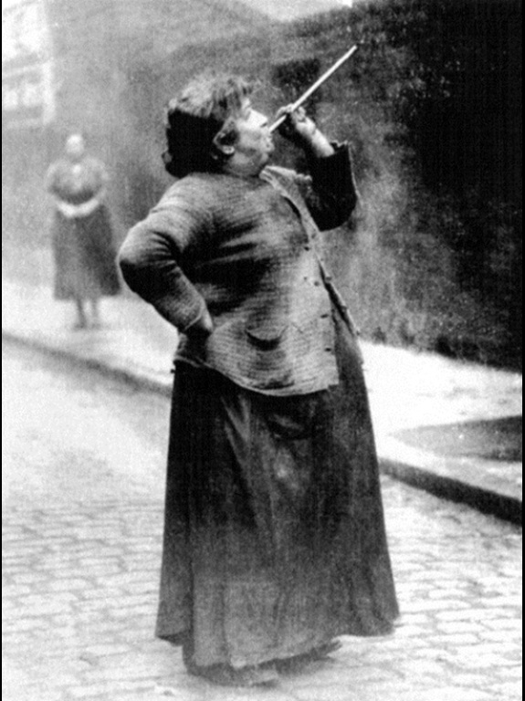 1. Pre nego što su budilnici postali popularni gospođa Meri Smit je u Londonu svako jutro budila radnike svojom duvaljkom praveći buku na prozorima gađajući ih osušenim zrnima graška kako bi se probudili na vreme. Za svoj posao je dobijala 6 penija nedeljno.