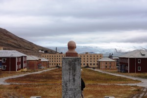 4. Piramiden, Svalbard, Norveška - Grad koji je bukvalno bio u vlasništvu SSSR-a predstavljao je idealnu naseobinu za rudare rudnika uglja. Krasile su ga barake, sportski centar i nezaobilazna bista Lenjina. Danas je rudnik zatvoren jer su zalihe uglja nestale ali su zgrade uključujući pozorište i muzičku dvoranu ostale očuvane i izgledaju isto kao što su izgledale i kada su napuštene 1998. godine.