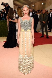 6.  Attachme6. Kate Boswort u elegantnoj toaleti Dolce&Gabbana