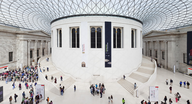 Britanski muzej u Londonu - Sagrađen u neoklasičnom stilu, svrstava se u grupu svetskih muzeja čija stalna postavka sadrži 8.000.000 eksponata, te na neverovatan način prožima istoriju i kulturu od nastanka celog sveta. Bogat opus dela, muzej duguje britanskim kolonijalnim osvajanjima, a upravo oko pojedinih delova ove kolekcije se danas vode polemike o potrebi da se vrate u zemlje, iz kojih su donešeni.