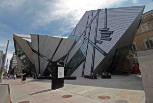 Kraljevski muzej u Kanadi - Skraćenica po kojoj se prepoznaje muzej je ROM („Royal Ontario Museum“). Čuva 6.000.000 eksponata, u oko 40 galerija i delo je Danijela Libeskinda, koji je inspiraciju za idejno rešenje objekta, pronašao upravo u muzejskoj kolekciji dragog kamenja.