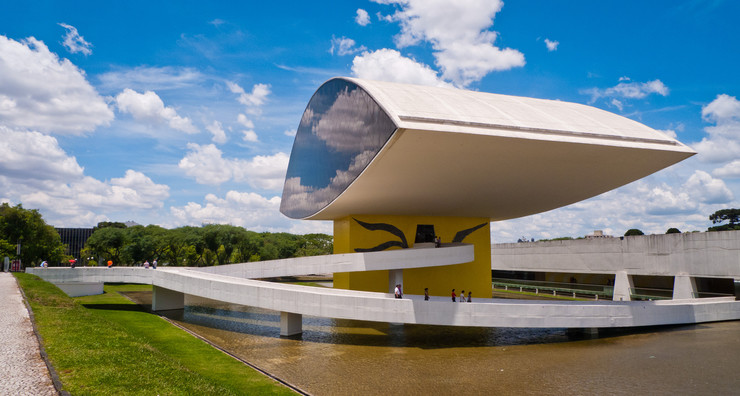 Muzej Oskar Nimajer u Braziliji – Ime je dobio po svom tvorcu, koji je ujedno i najznačajniji arhitekta u Brazilu. Popularno „Oko“ (nadimak muzeja zbog oblika koji podseća na ljudsko oko), otvoreno je 2002. godine, kada je Nimajer proslavljao 95. rodjendan. Svet ga poznaje i kao idejnog tvorca zdanja Ujedinjenih nacija u Njujorku.