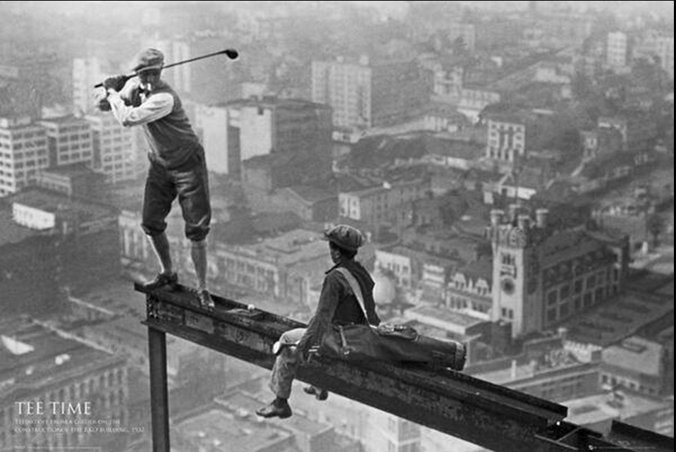 9. Partija golfa na konstrukciji građevine Empire State zgrade u Njujorku 1932. godine.