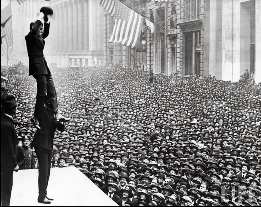 4. Čarli Čaplin i njegovi obožavatelji na ulicama Njujorka, 1918. godine.