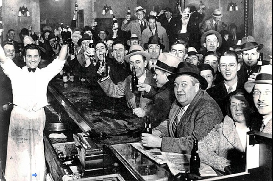 5. Slavlje u baru povodom kraja prohibicije. Njujork, 1933. godina.