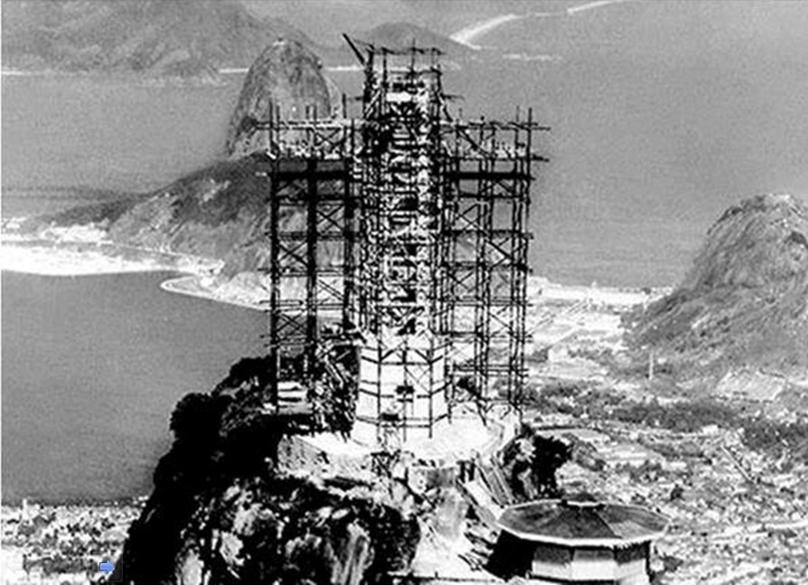 10. Izgradnja statue Hrista Spasioca u Brazilu iznad Ria, 1930. godine.