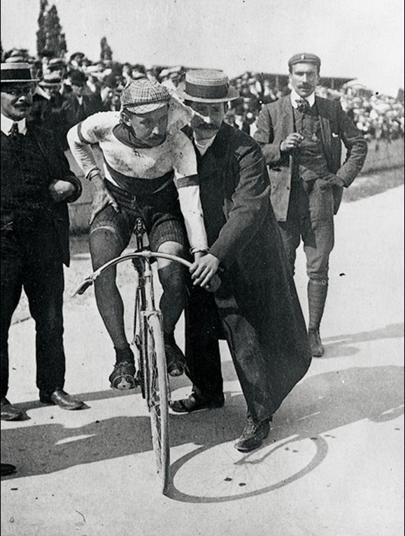 8. Prvi pobednik sada već tradicionalne i prestižne biciklističke trke Tour de France, daleke 1903. godine.