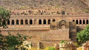 6. Bangar, Radžastan, Indija - Grad u severozapadnoj indiji je veoma brzo je napušten za vreme osvajačkog napada 1720. godine. Datira iz XV veka, a u brojne građevine koje su sačuvane, spadaju hramovi, tvrđava, paviljoni i srednjevekovna pijaca. Za ove ruševine važi verovanje da su uklete, čemu u prilog govore brojne jezive legende koje se o njima pripovedaju.