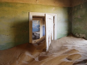 1. Kolmanskop, Namibija - Smešten između peščanih dina, ovaj gradić je sagrađen za potrebe radnika u obližnjem rudniku dijamanata. Napušten je pedesetih godina prošlog veka i ostavljen na milost i nemilost pustinji. Gotovo svaka građevina je ispunjena peskom, ali su enterijeri nekih kuća ostali u dobrom stanju.