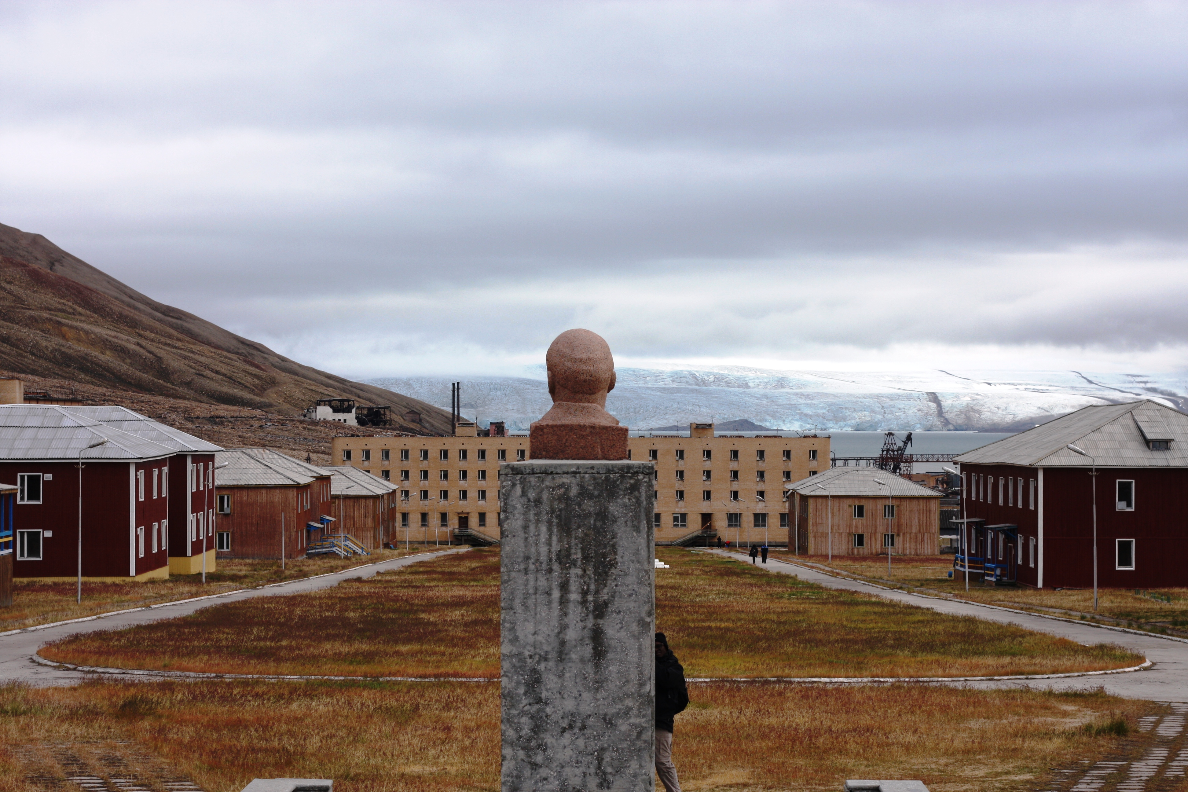 4. Piramiden, Svalbard, Norveška - Grad koji je bukvalno bio u vlasništvu SSSR-a predstavljao je idealnu naseobinu za rudare rudnika uglja. Krasile su ga barake, sportski centar i nezaobilazna bista Lenjina. Danas je rudnik zatvoren jer su zalihe uglja nestale ali su zgrade uključujući pozorište i muzičku dvoranu ostale očuvane i izgledaju isto kao što su izgledale i kada su napuštene 1998. godine.