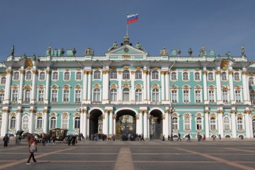 Ermitaž, Sankt Peterburg - Jedan je od najprostranijih, najlepših i najznačajnijih umetničkih galerija sa velikom tradicijom i svetskim istorijskim značajem. Raznovrsna zbirka izložena je u 6 objekata, a glavna zgrada je Zimski dvorac, poznat kao rezidencija ruskih carskih porodica, koji je smešten uz samu Nevu, sa pogledom na tvrđavu sa impozantnom Sabornom crkvom Petra i Pavla. 60.000 eksponata smešteno je u više od 350 prostorija.