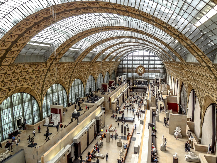 Orsej u Parizu - Nalazi se u obnovljenoj železničkoj stanici konstruisanoj 1900. godine, uz levu obalu Sene. Kolekcija muzeja odnosi se na zapadno slikarstvo i skulpturu, dekorativnu umetnost i arhitekturu iz perioda pre Prvog svetskog rata, među kojima su i dela Monea, Renoara i brojnih drugih umetnika.