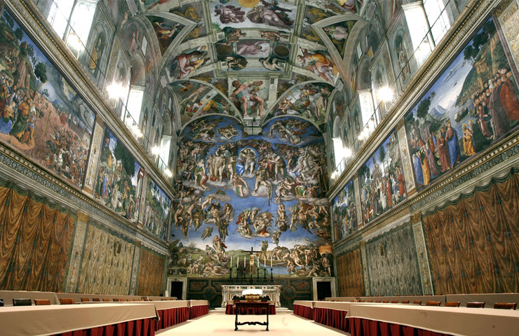 Vatikanski muzej - Smešten unutar Vatikanske palate, obuhvata ukupno 1.400 raskošnih prostorija. U njima su smeštena najvrednija dela svetske umetnosti, koje su pape prikupljale stotinama godina. Možemo konstatovati da ne postoji umetnik za koga je svet čuo, a da bar neko njegovo delo nije u ovom specifičnom muzeju.